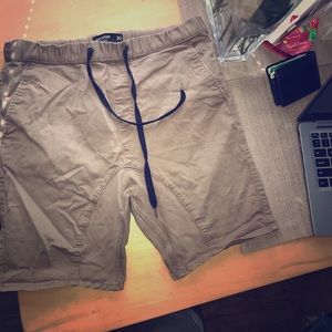 Khaki men’s skate shorts